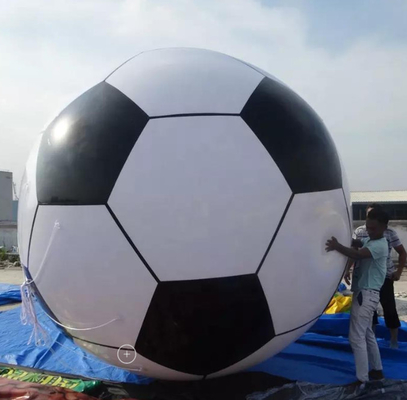 Γίγαντας μορφής ποδοσφαίρου που διαφημίζει το διογκώσιμο μπαλόνι ηλίου με την πλήρη εκτύπωση